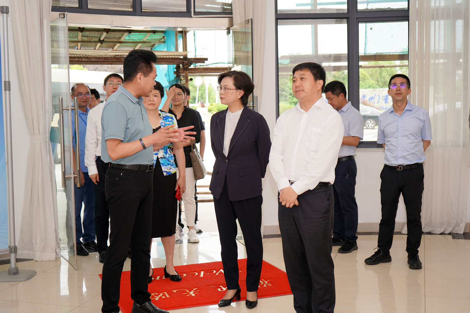 苏州市委常委、宣传部部长金洁和太仓市委书记汪香元一行来我司调研