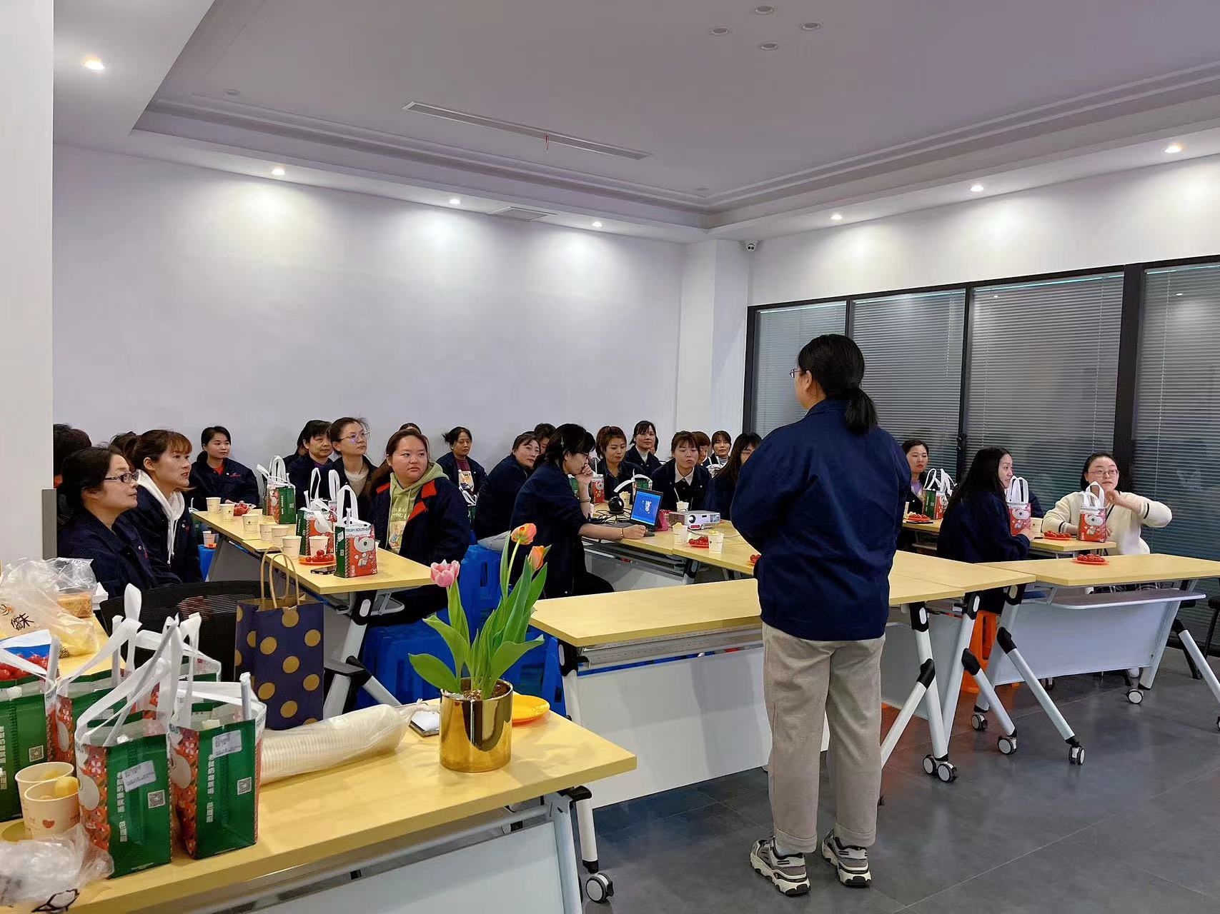 花开三月 美丽绽放——记康辉公司妇女节活动